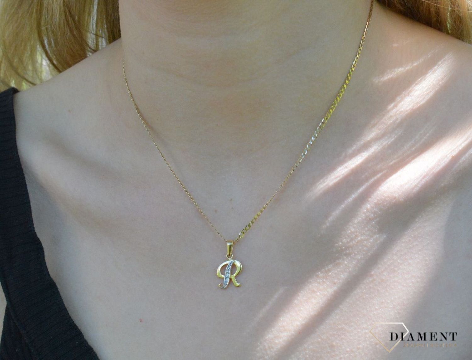 Złota zawieszka 585 literka R ozdobiona cyrkonią Z-98 R Literka. Personalizowana zawieszka to doskonały pomysł na prezent dla każdej kobiety. Zawieszka z literą ze złota. Prezent na komunię dla dziewczynki..jpg